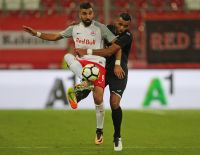 Munas Dabbur (RBS) und Rodolfo Soares (Hibernians (c) GEPA pictures Thomas Bachun.jpg